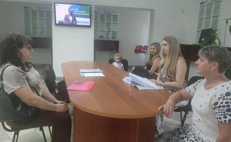 Виноградівські податківці консультують щодо декларування доходів перед виїздом за кордон