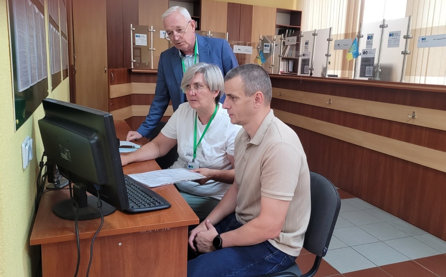 В Ужгороді податківці надають консультації громадянам щодо отримання податкової знижки