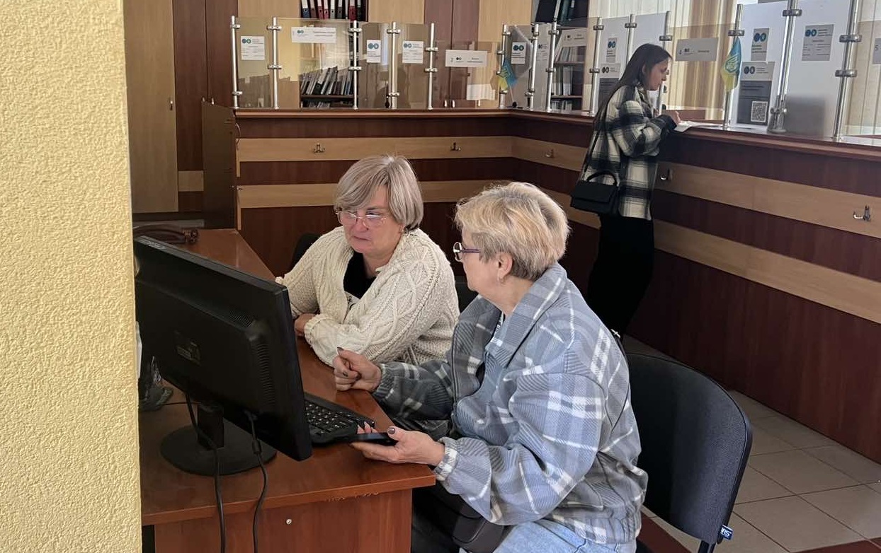 Податківці Ужгорода допомагають користуватися електронними сервісами ДПС