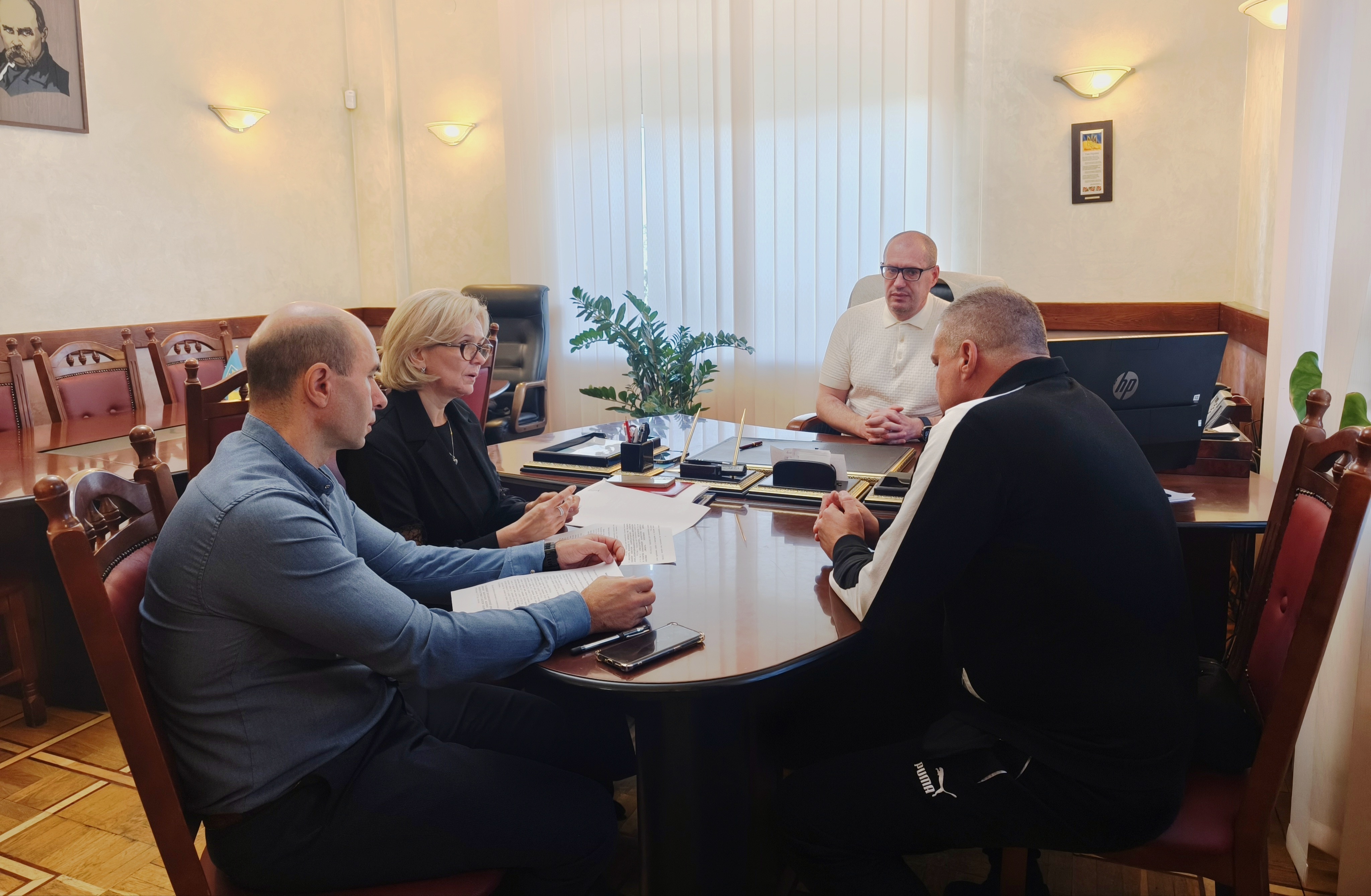 У ГУ ДПС у Закарпатській області обговорили з платником шляхи погашення податкового боргу. Фото № 4/3