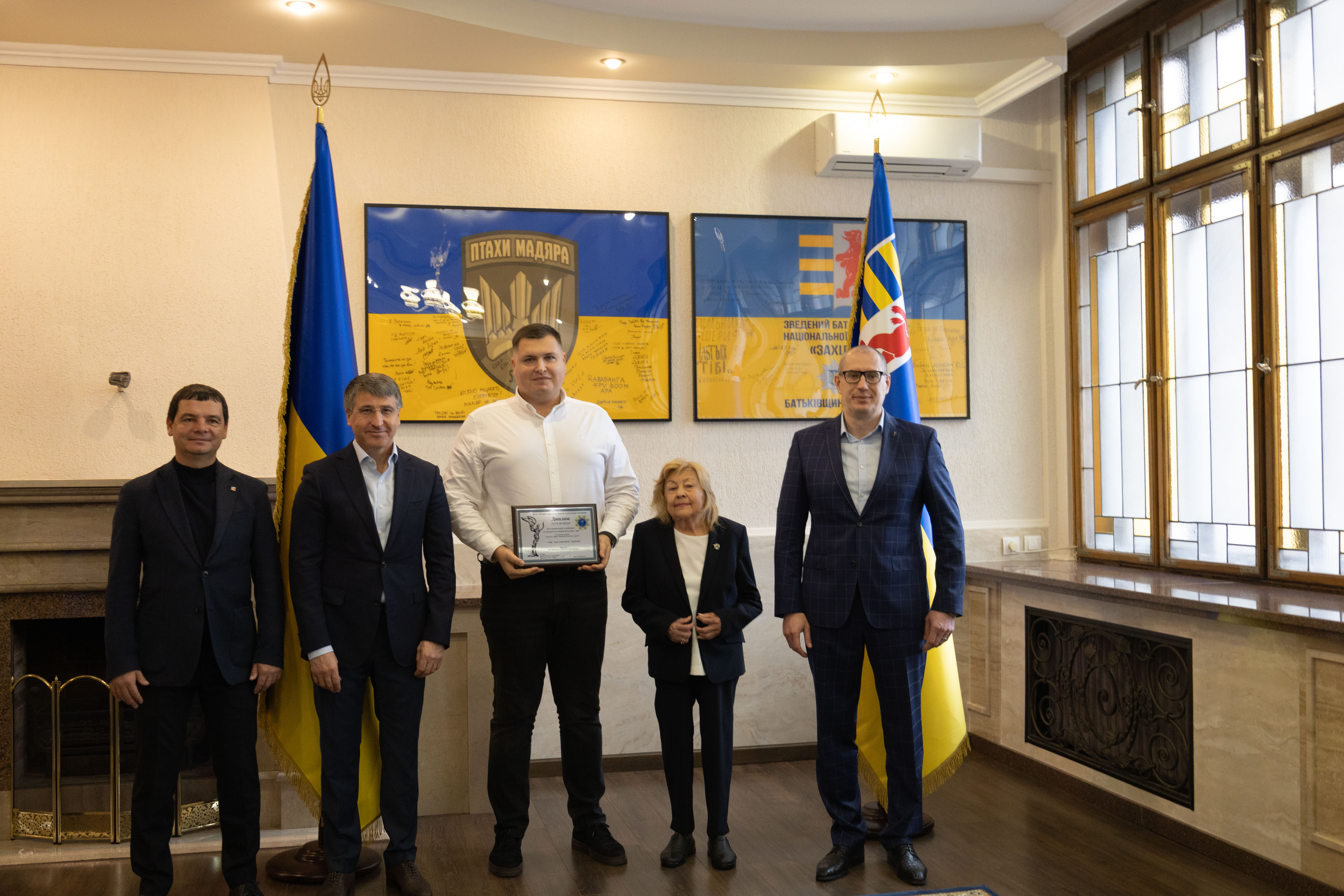 На Закарпатті відзначили переможців Всеукраїнського рейтингу «Сумлінні платники податків - 2025». Фото № 7/6